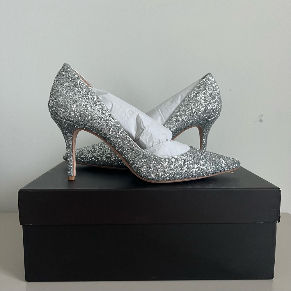 Badgley Mischka Women's Silver Glitter Pointed Toe Daisy D'Orsay Pump Heels